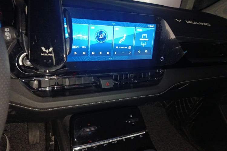 Used Wuling Victory 2020 1.5T CVT Flagship Edition Audio And AC Panel