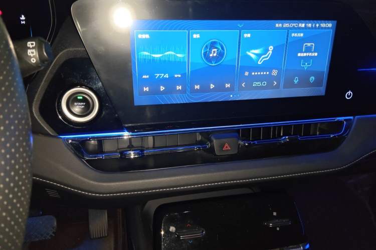 Used Wuling Victory 2020 1.5T CVT Flagship Edition Audio And AC Panel