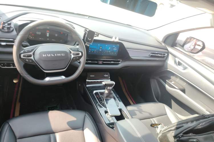 Used Wuling Victory 2020 1.5T CVT Luxury Model Center Console