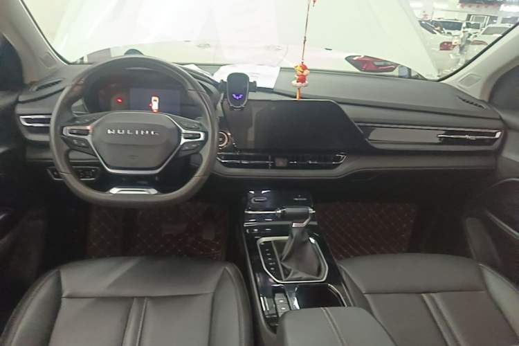 Used Wuling Victory 2020 1.5T CVT Luxury Model Center Console