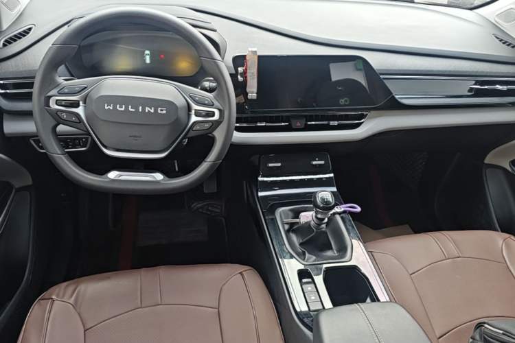 Used Wuling Victory 2020 1.5T Manual Elite Edition Center Console