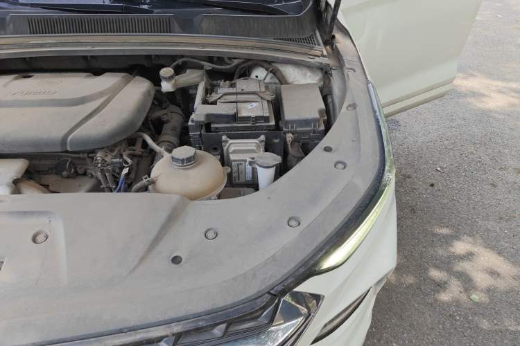 Used Wuling Victory 2020 1.5T CVT Flagship Edition Engine Bay Left