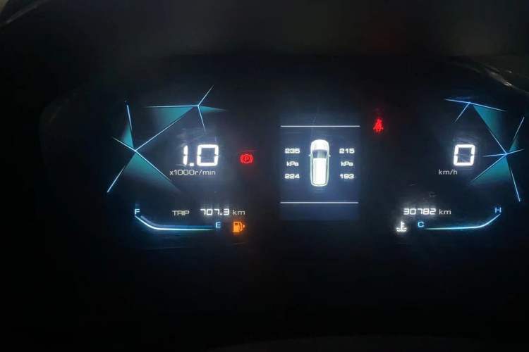 Used Wuling Victory 2020 1.5T Manual Elite Edition Odometer Close Up
