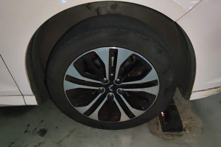 Used Wuling Victory 2020 1.5T CVT Flagship Edition Right Front Wheel Hub
