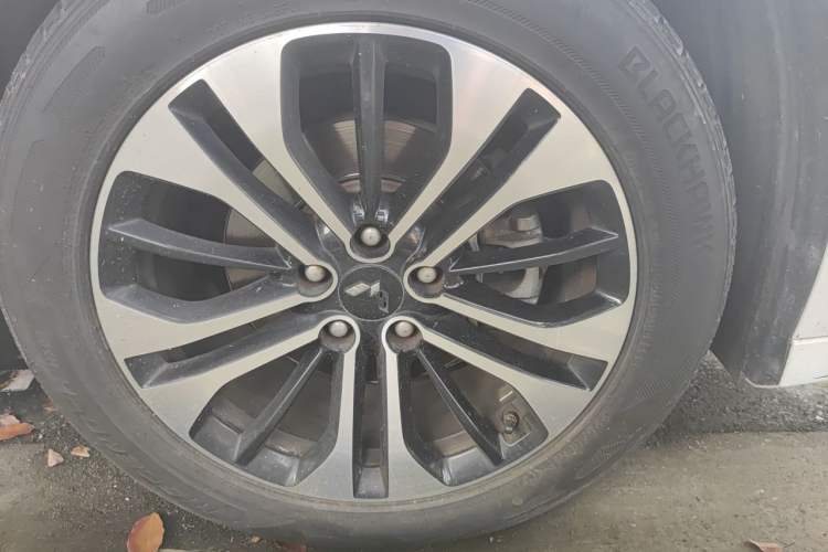 Used Wuling Victory 2020 1.5T CVT Flagship Edition Right Front Wheel Hub