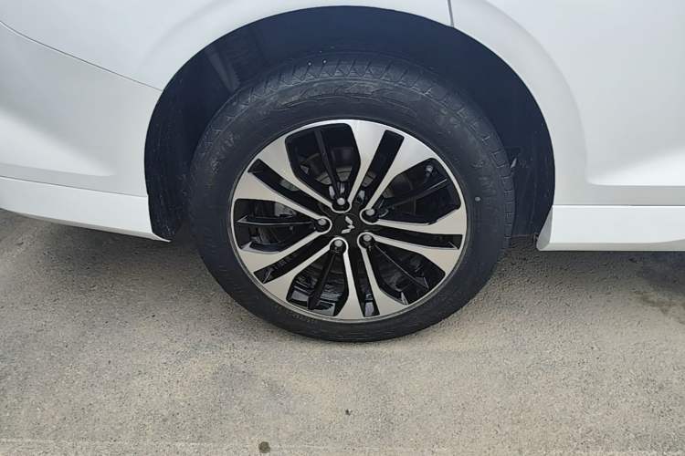 Used Wuling Victory 2020 1.5T CVT Flagship Edition Right Rear Wheel Hub
