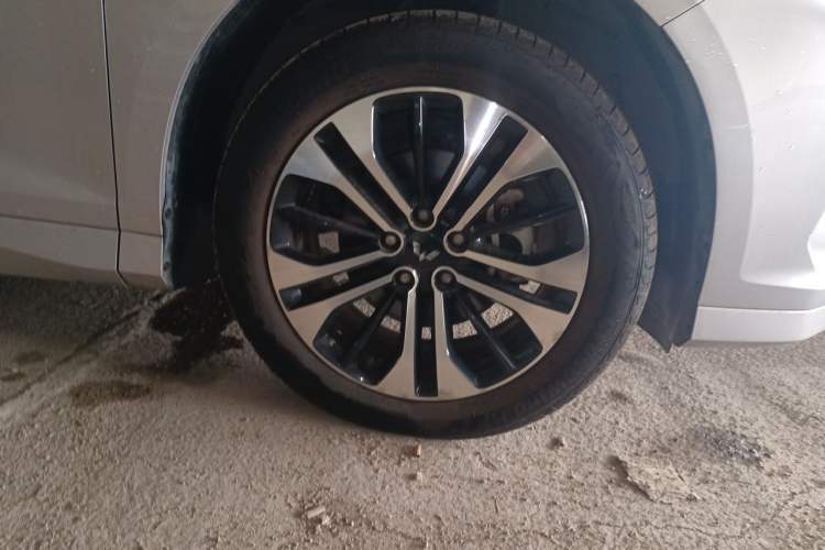 Used Wuling Victory 2020 1.5T CVT Flagship Edition Right Front Wheel Hub