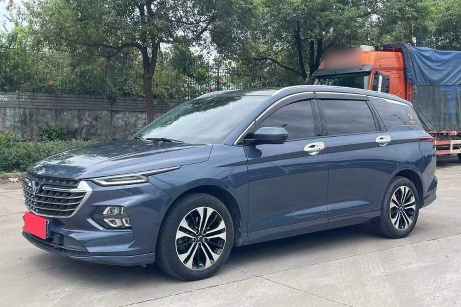 Фото Wuling с площадки
