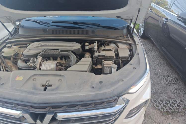 Used Wuling Victory 2022 Revised Version 280T 1.5T CVT Flagship Edition Engine Bay Left
