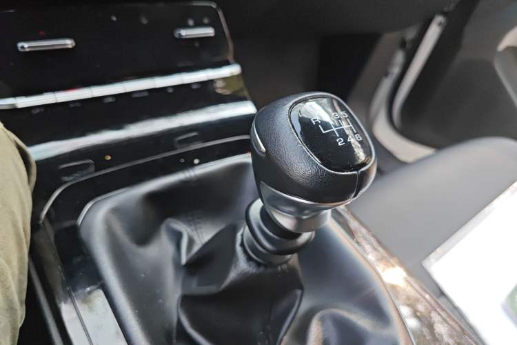 Used Wuling Victory 2022 1.5T Manual Elite Edition Gear Lever