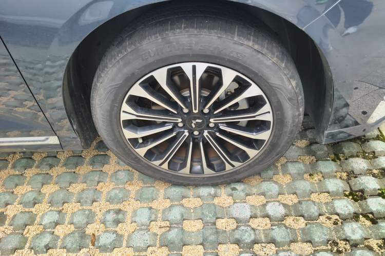 Used Wuling Victory 2023 2.0L DHT Luxury Edition Right Front Wheel Hub
