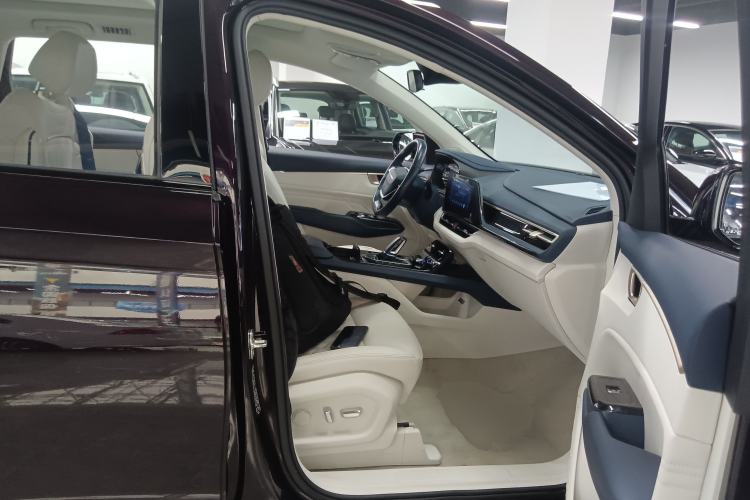 Used Wuling Victory 2023 2.0L DHT Luxury Edition Right Front Seat