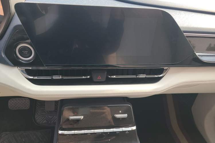 Used Wuling Victory 2023 2.0L DHT Luxury Edition Audio And AC Panel