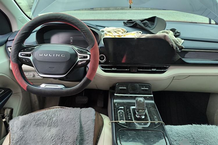 Used Wuling Victory 2023 2.0L DHT Luxury Edition Center Console