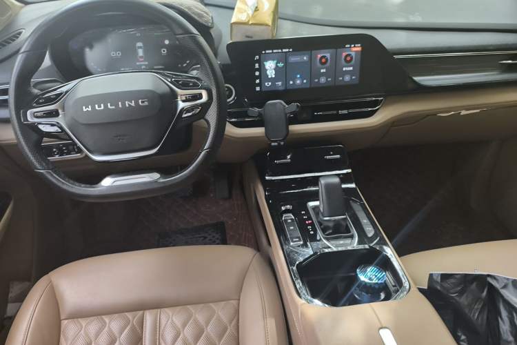 Used Wuling Victory 2023 2.0L DHT Luxury Edition Center Console