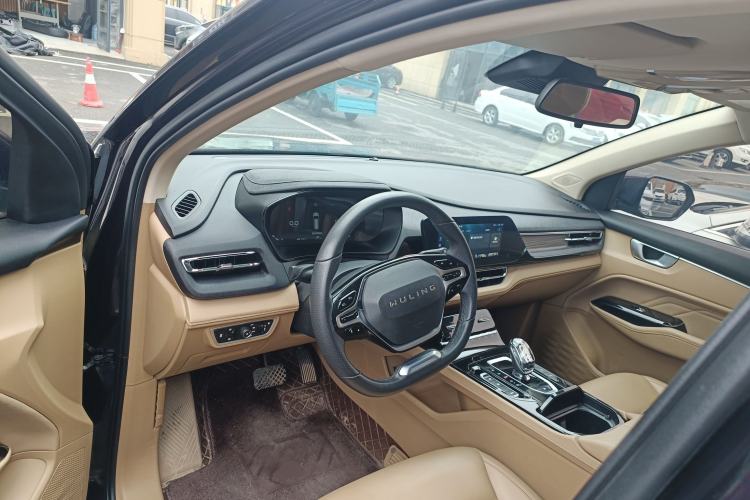 Used Wuling Victory 2023 2.0L DHT Luxury Edition Center Console