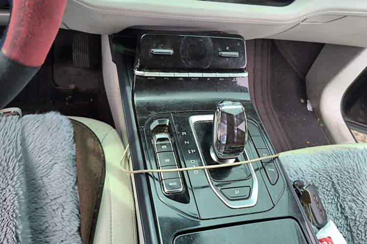 Used Wuling Victory 2023 2.0L DHT Luxury Edition Gear Lever