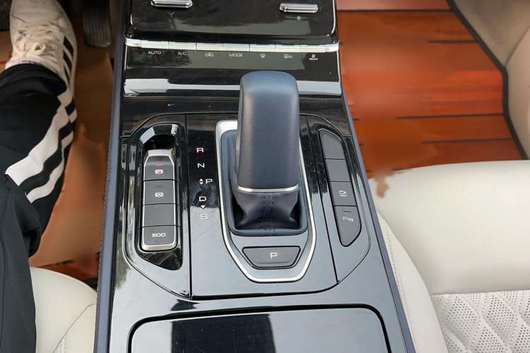 Used Wuling Victory 2023 2.0L DHT Luxury Edition Gear Lever
