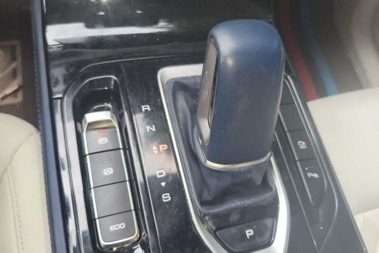 Used Wuling Victory 2023 2.0L DHT Luxury Edition Gear Lever