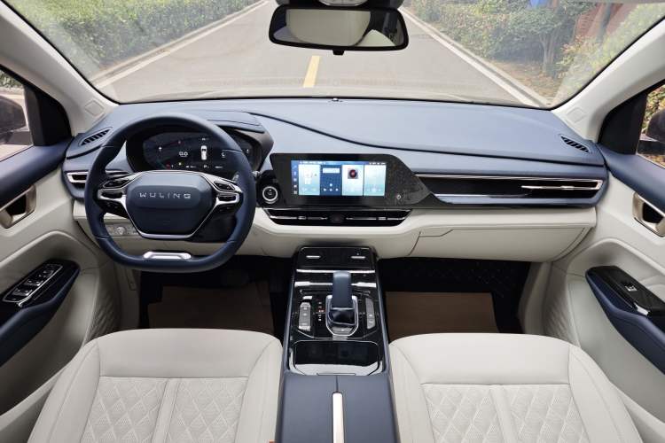 Used Wuling Victory 2023 2.0L DHT Luxury Edition Interior 1