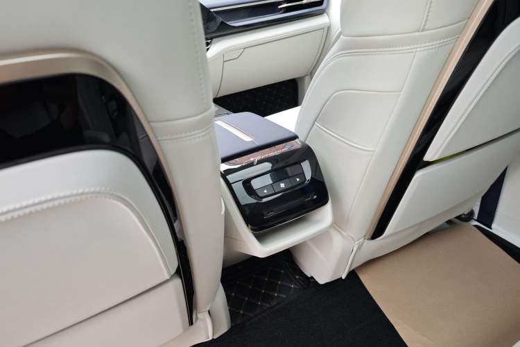 Used Wuling Victory 2023 2.0L DHT Luxury Edition Interior 12