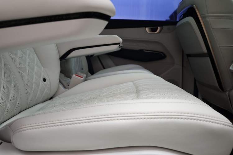 Used Wuling Victory 2023 2.0L DHT Luxury Edition Interior 13
