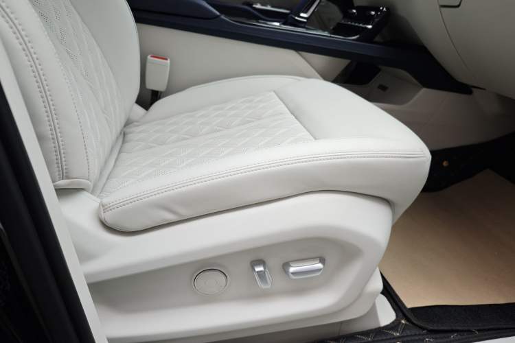Used Wuling Victory 2023 2.0L DHT Luxury Edition Interior 14