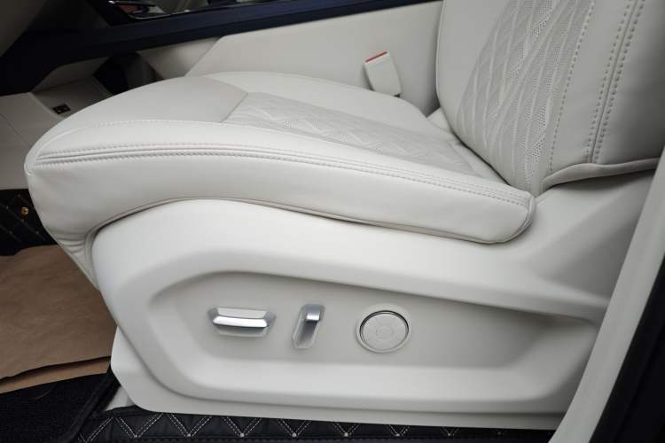 Used Wuling Victory 2023 2.0L DHT Luxury Edition Interior 7