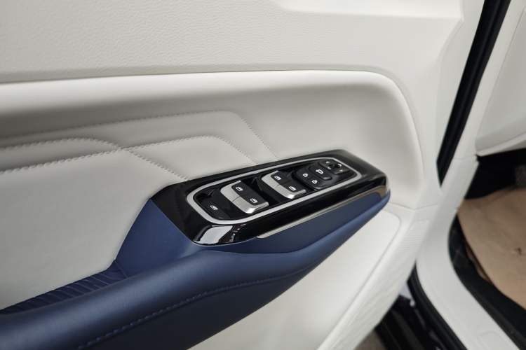 Used Wuling Victory 2023 2.0L DHT Luxury Edition Interior 8