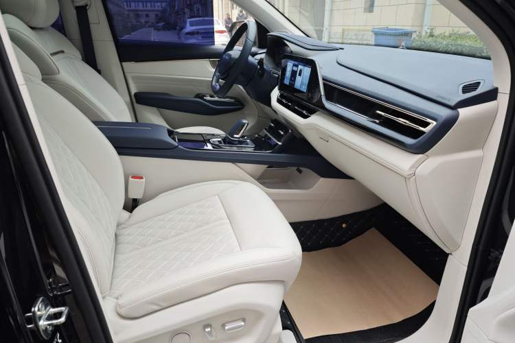 Used Wuling Victory 2023 2.0L DHT Luxury Edition Right Front Seat