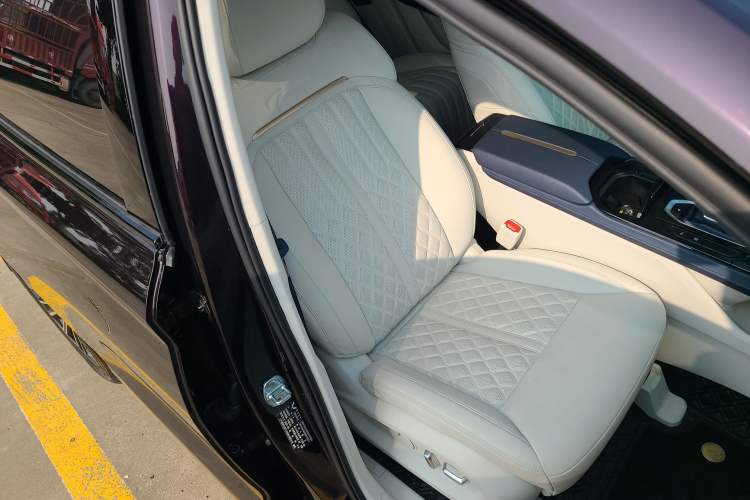 Used Wuling Victory 2023 2.0L DHT Luxury Edition Right Front Seat