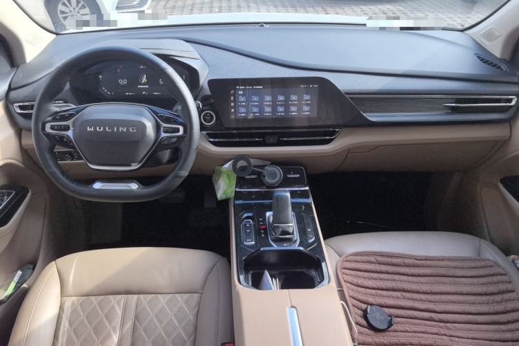 Used Wuling Victory 2023 2.0L DHT Luxury Edition Center Console