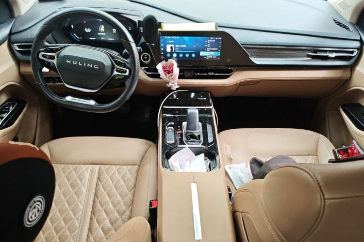 Used Wuling Victory 2023 2.0L DHT Luxury Edition Center Console