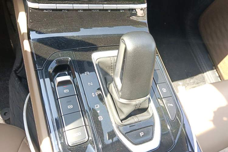 Used Wuling Victory 2023 2.0L DHT Luxury Edition Gear Lever