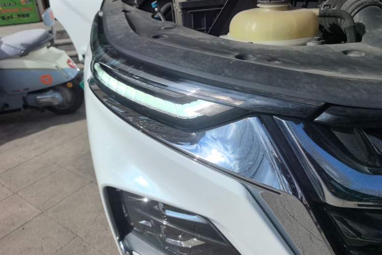 Used Wuling Victory 2023 2.0L DHT Luxury Edition Right Front Headlight