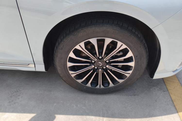 Used Wuling Victory 2023 2.0L DHT Deluxe Edition Right Front Wheel Hub