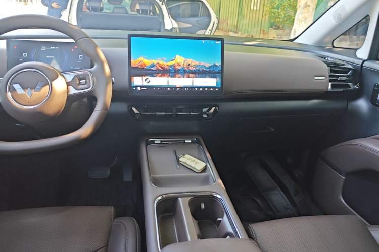 Used Wuling Starlight 730 2025 Model Plug-in Hybrid 125km Luxury Edition Audio And AC Panel