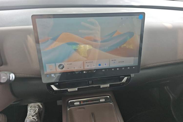 Used Wuling Starlight 730 2025 Model Plug-in Hybrid 125km Luxury Edition Audio And AC Panel