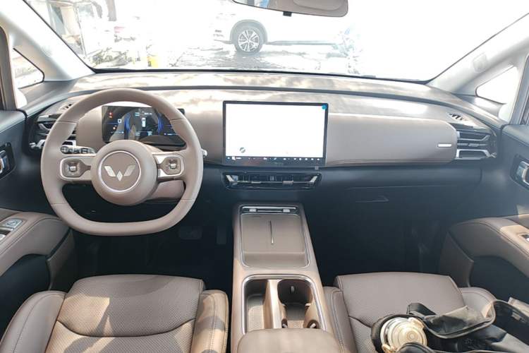 Used Wuling Starlight 730 2025 Model Plug-in Hybrid 125km Luxury Edition Center Console