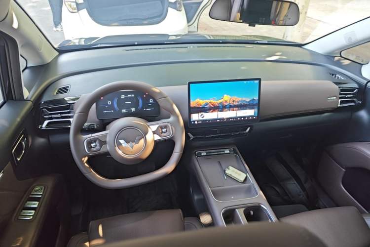 Used Wuling Starlight 730 2025 Model Plug-in Hybrid 125km Luxury Edition Center Console