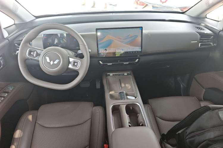 Used Wuling Starlight 730 2025 Model Plug-in Hybrid 125km Luxury Edition Center Console