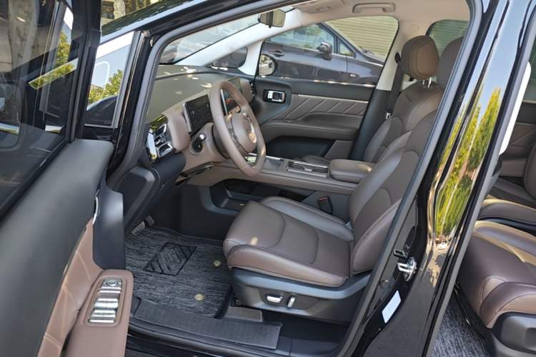 Used Wuling Starlight 730 2025 Model Plug-in Hybrid 125km Luxury Edition Driver Seat