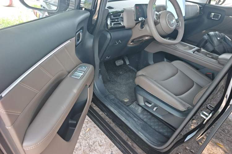 Used Wuling Starlight 730 2025 Model Plug-in Hybrid 125km Luxury Edition Driver Seat