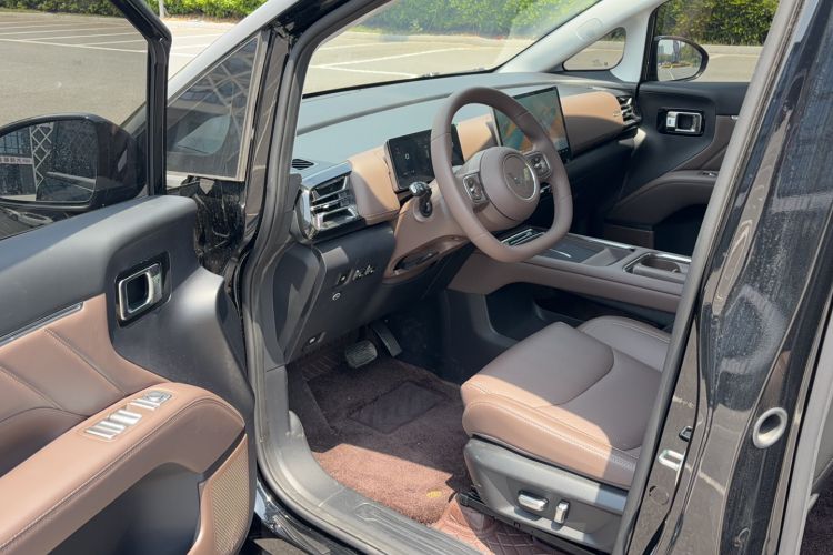 Used Wuling Starlight 730 2025 Model Plug-in Hybrid 125km Luxury Edition Driver Seat