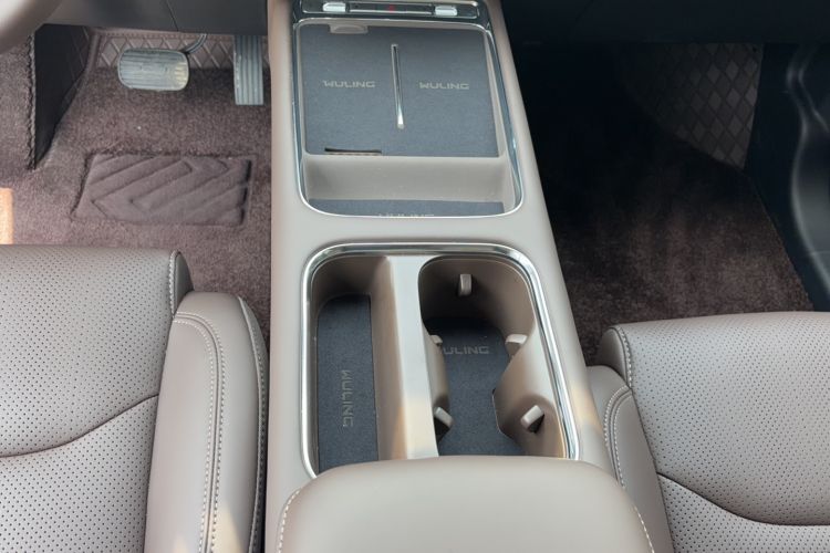 Used Wuling Starlight 730 2025 Model Plug-in Hybrid 125km Luxury Edition Interior 3