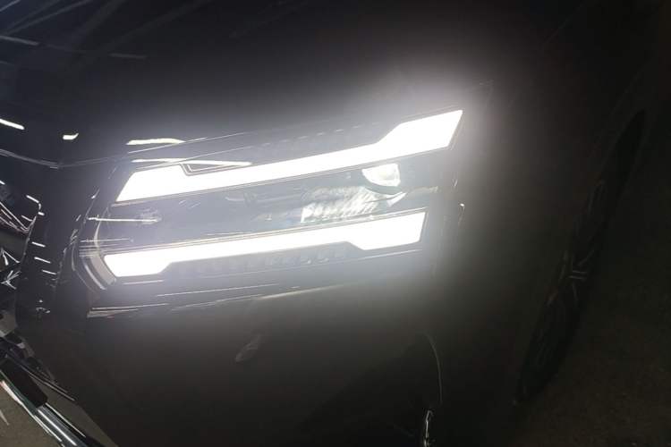 Used Wuling Starlight 730 2025 Model Plug-in Hybrid 125km Luxury Edition Left Front Headlight