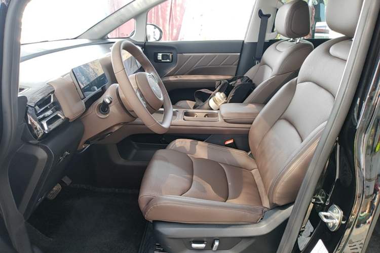 Used Wuling Starlight 730 2025 Model Plug-in Hybrid 125km Luxury Edition Left Front Seat