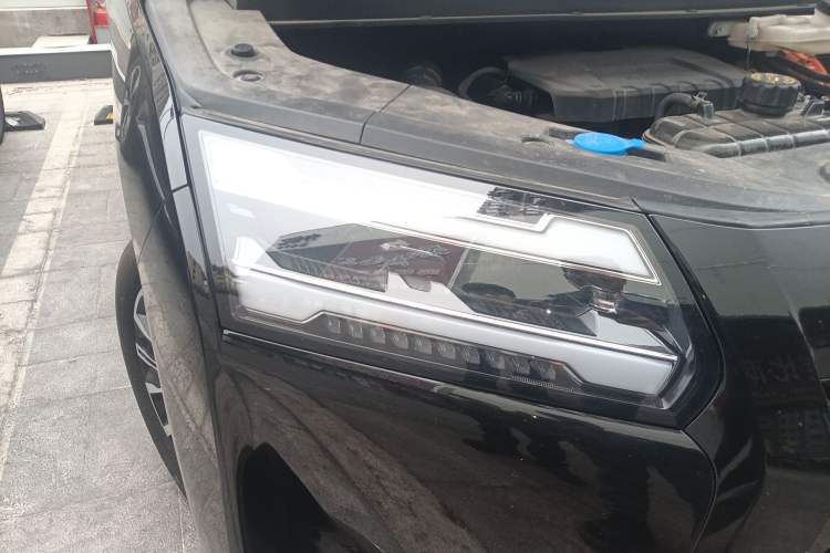 Used Wuling Starlight 730 2025 Model Plug-in Hybrid 125km Luxury Edition Right Front Headlight