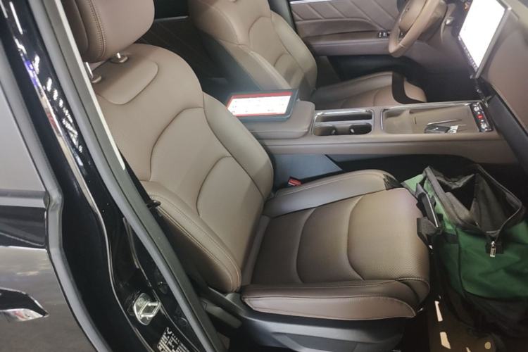 Used Wuling Starlight 730 2025 Model Plug-in Hybrid 125km Luxury Edition Right Front Seat
