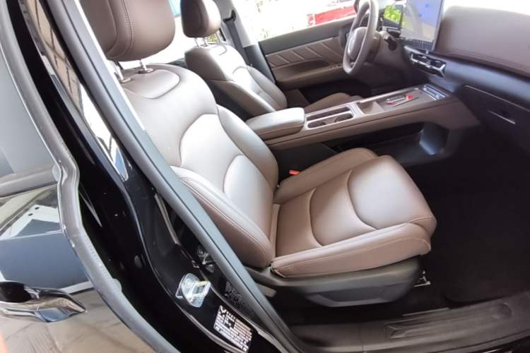 Used Wuling Starlight 730 2025 Model Plug-in Hybrid 125km Luxury Edition Right Front Seat